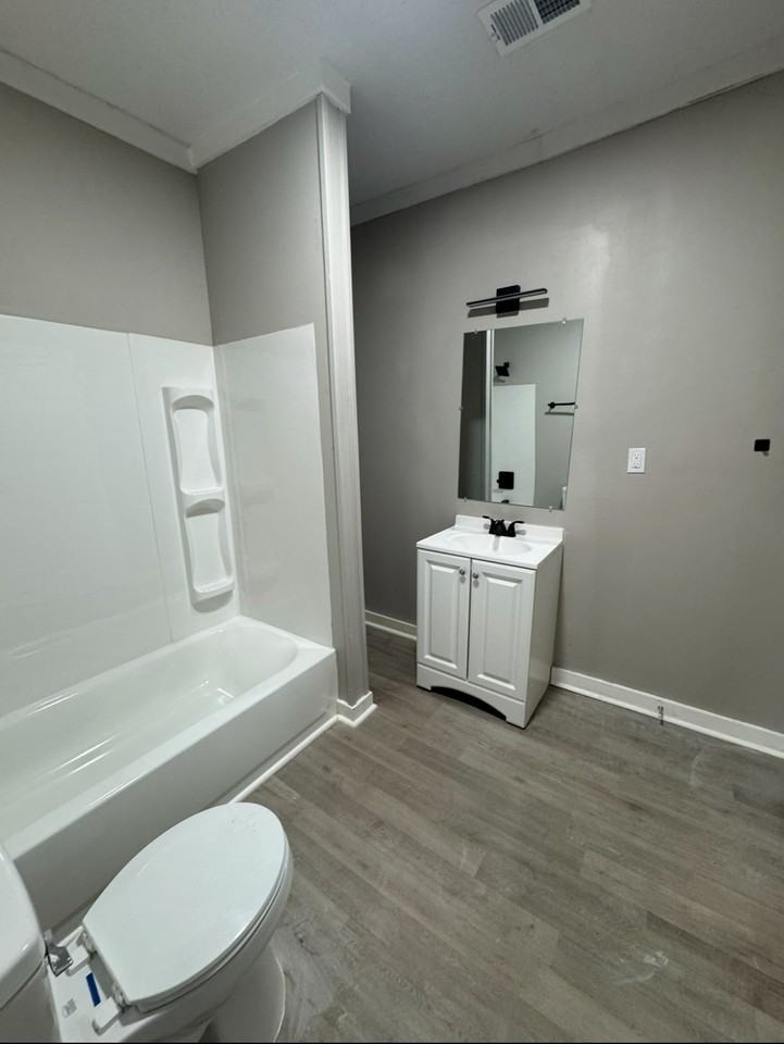 1006 Emmie St - Photo 3 of 10