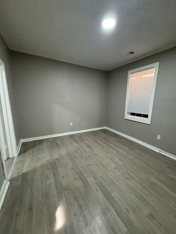 1006 Emmie St - Photo 4 of 10