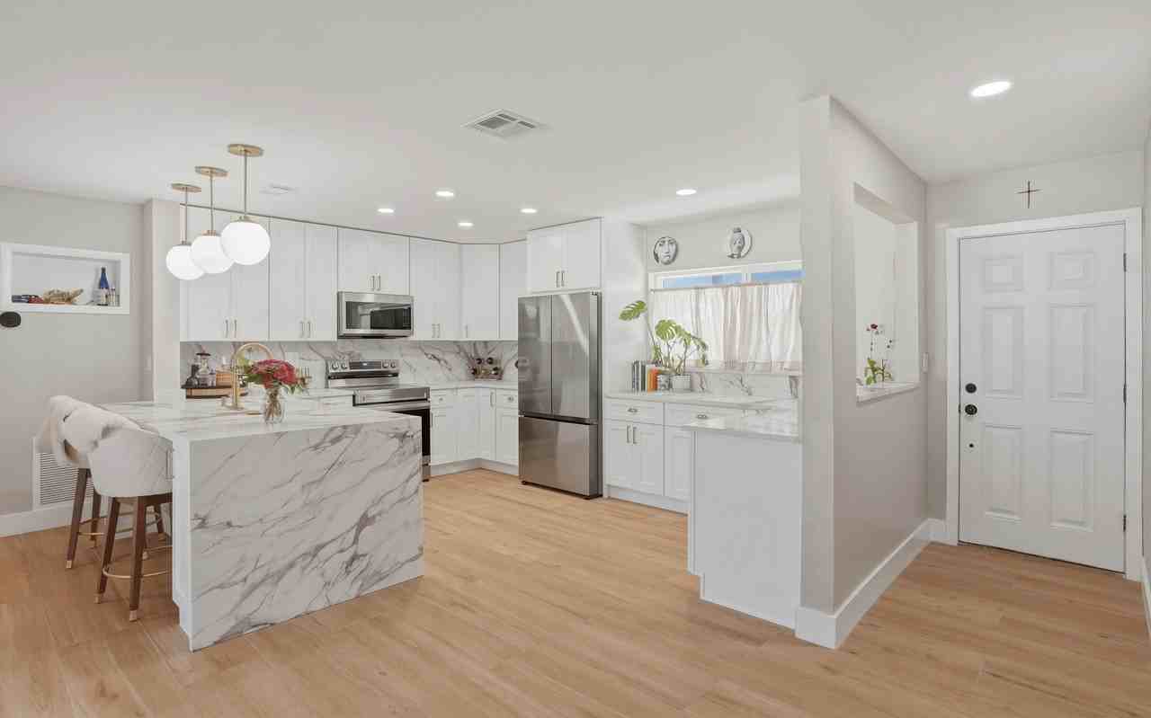 411 42nd Ave Ne #1 - Photo 4 of 19