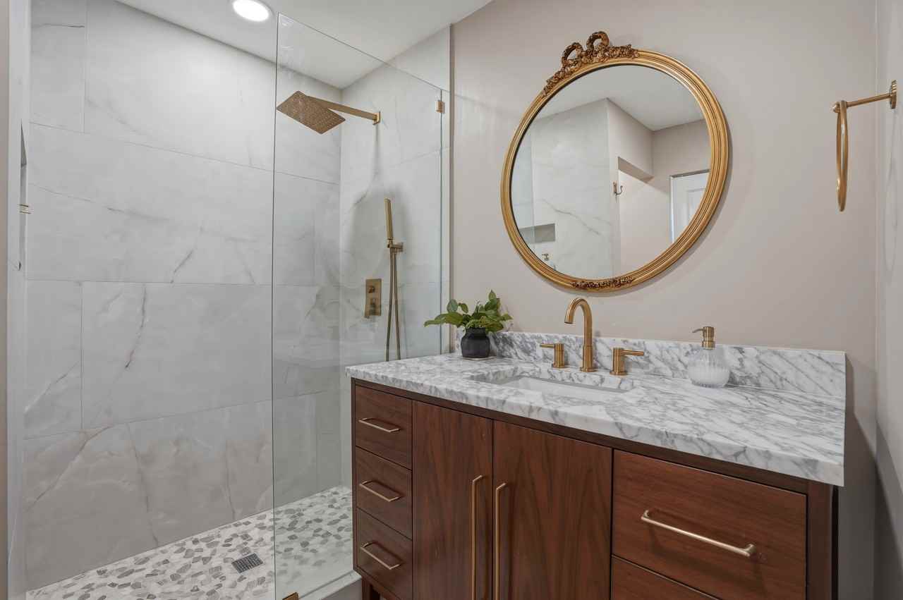 411 42nd Ave Ne #1 - Photo 5 of 19