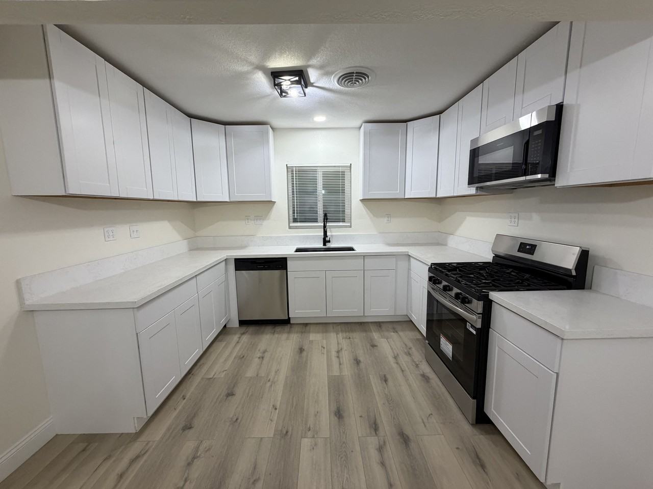 1207 El Tejon Ave #1 - Photo 4 of 11