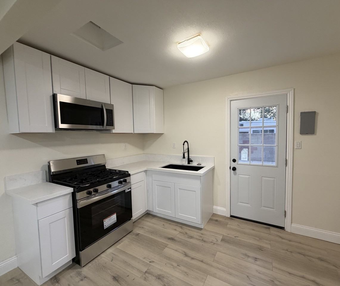 1207 El Tejon Ave #2 - Photo 2 of 4