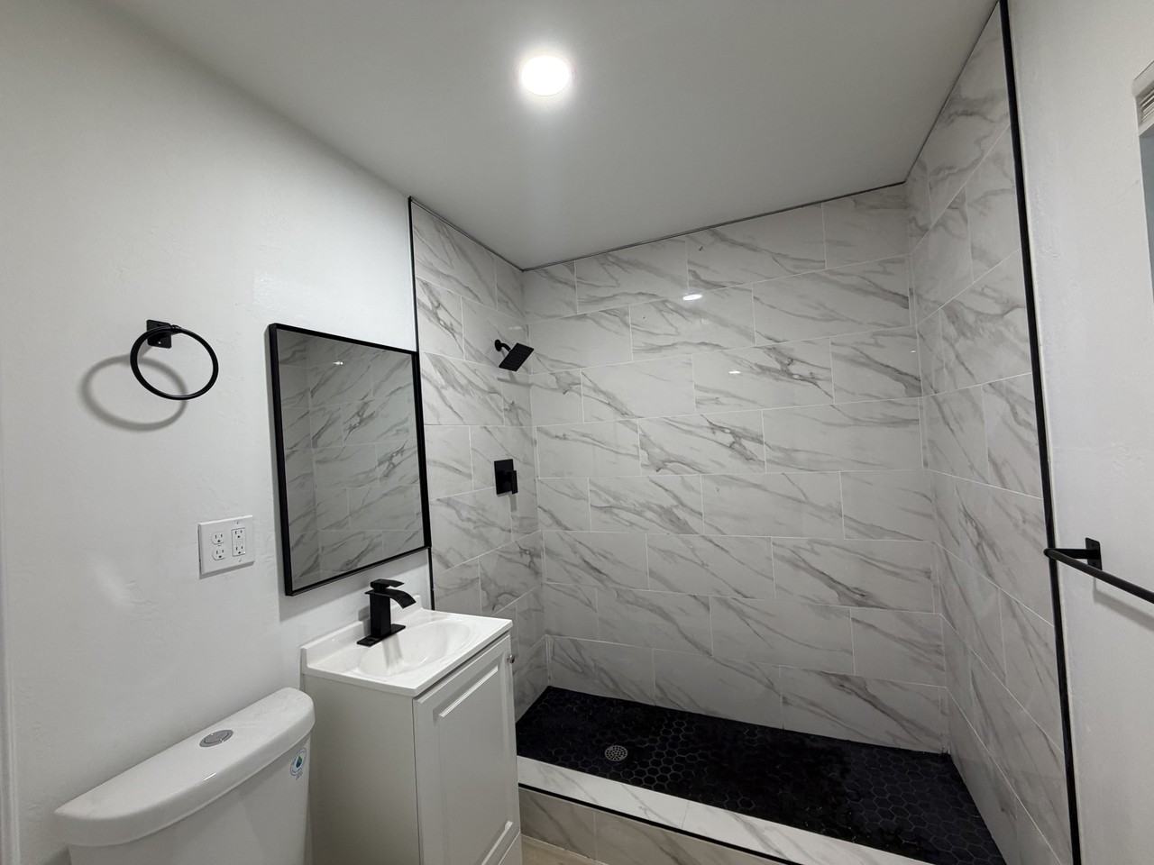 1207 El Tejon Ave #2 - Photo 3 of 4