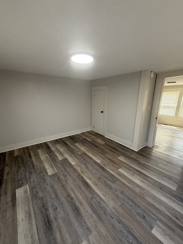 537 37th Ter W #1 - Photo 5 of 18