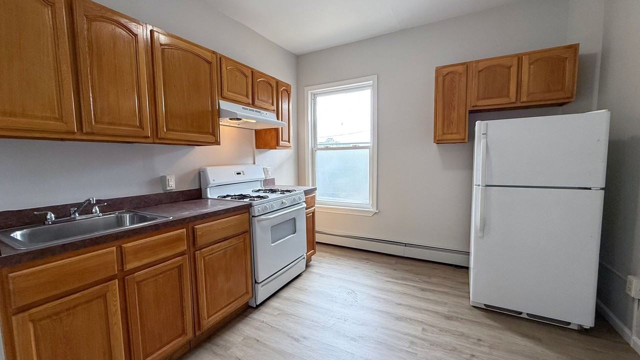 291 Buckingham St / Luca Investments LLC - Photo 4 of 43