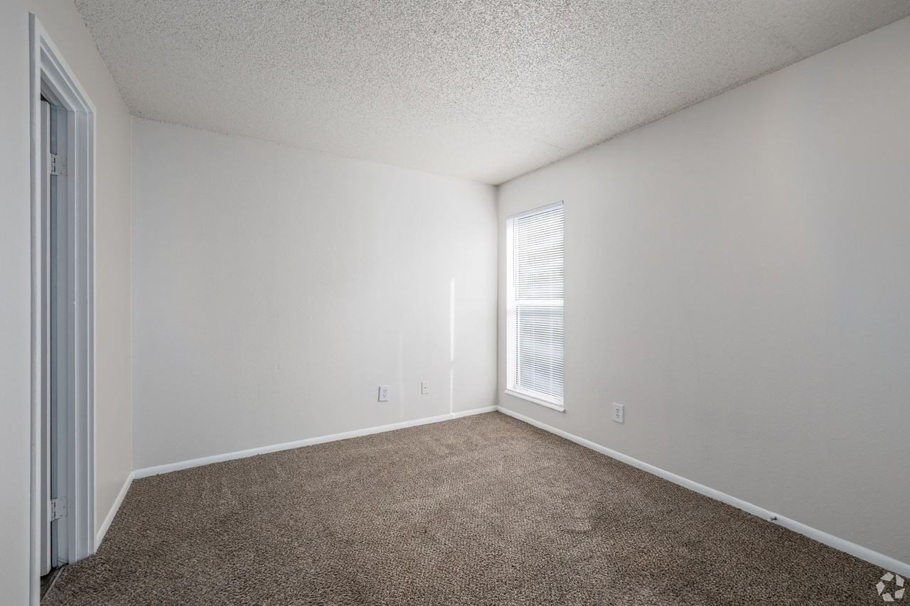 910 NW 79th Ter - Photo 5 of 34