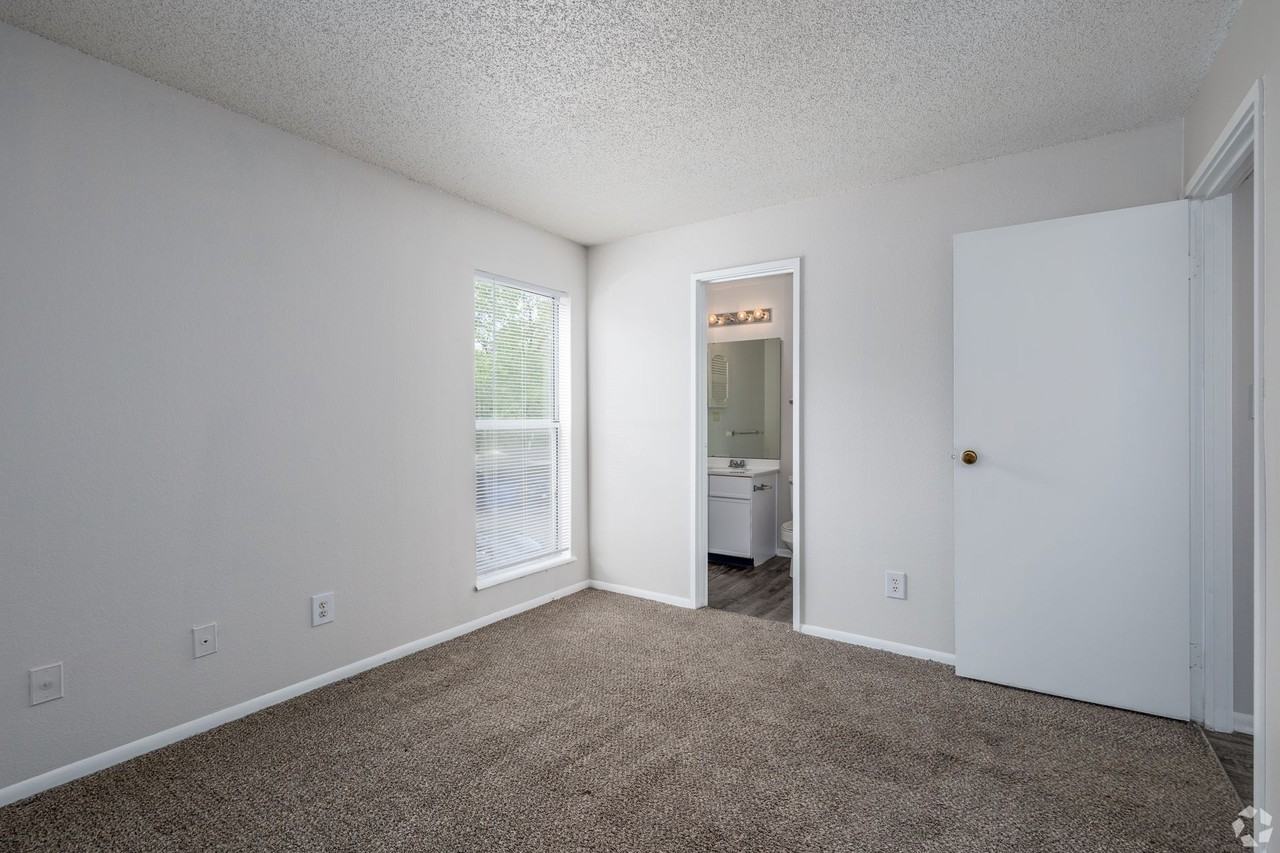 910 NW 79th Ter - Photo 6 of 34
