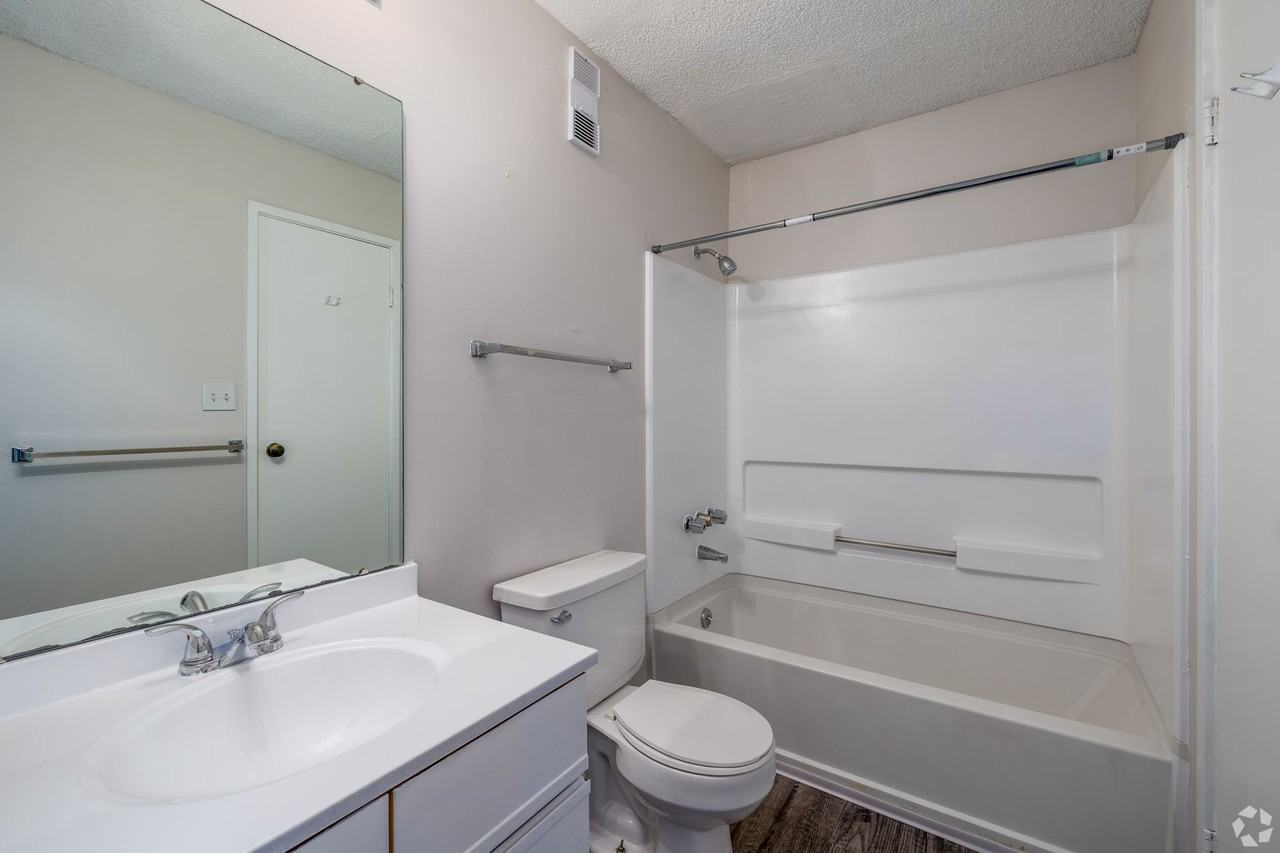 910 NW 79th Ter - Photo 7 of 34