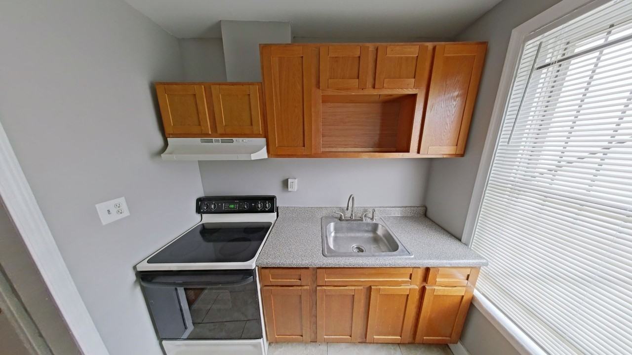 2255 N Cleveland St - Photo 4 of 9