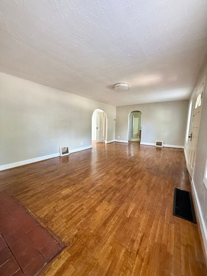 704 E 11th St - Photo 2 of 16