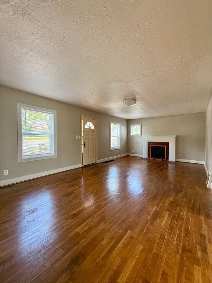 704 E 11th St - Photo 3 of 16