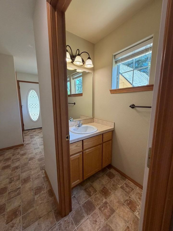 1302 Sw Wright St - Photo 4 of 23