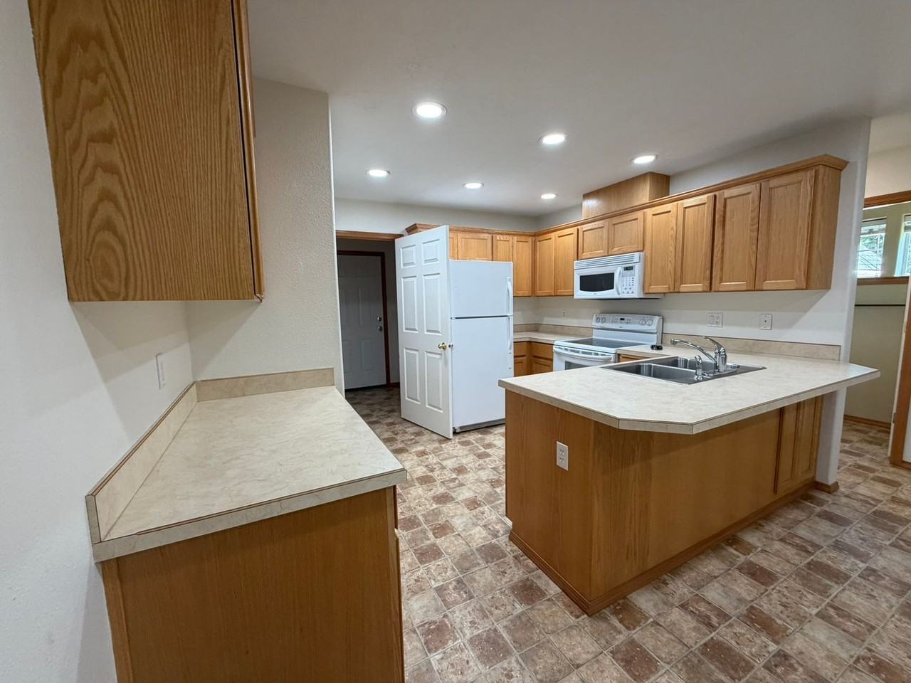 1302 Sw Wright St - Photo 6 of 23