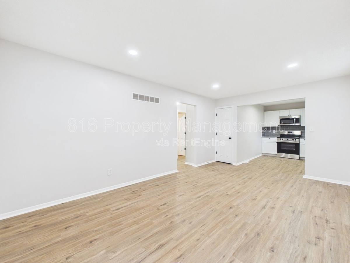 100 S Oxford Ave - Photo 3 of 10