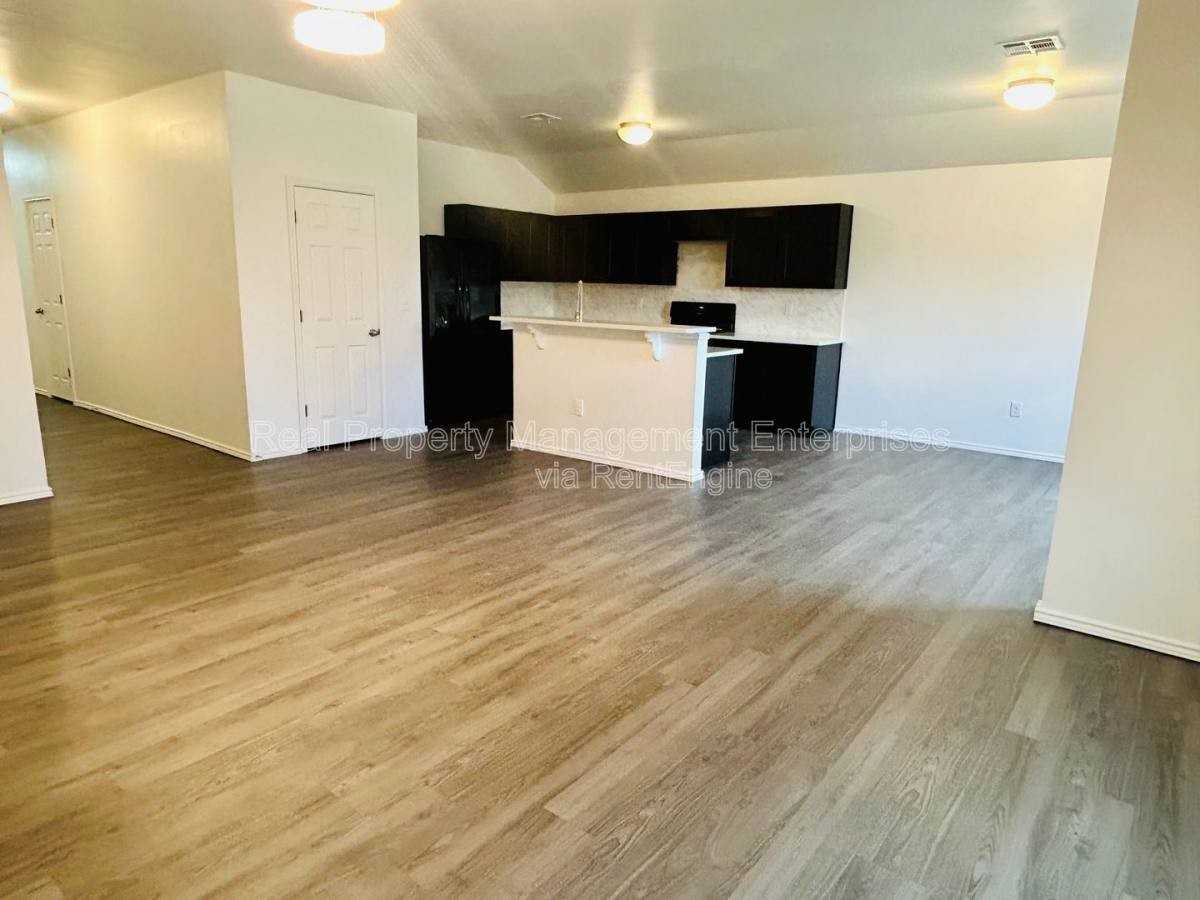 11624 Nw 96th St - Photo 2 of 10