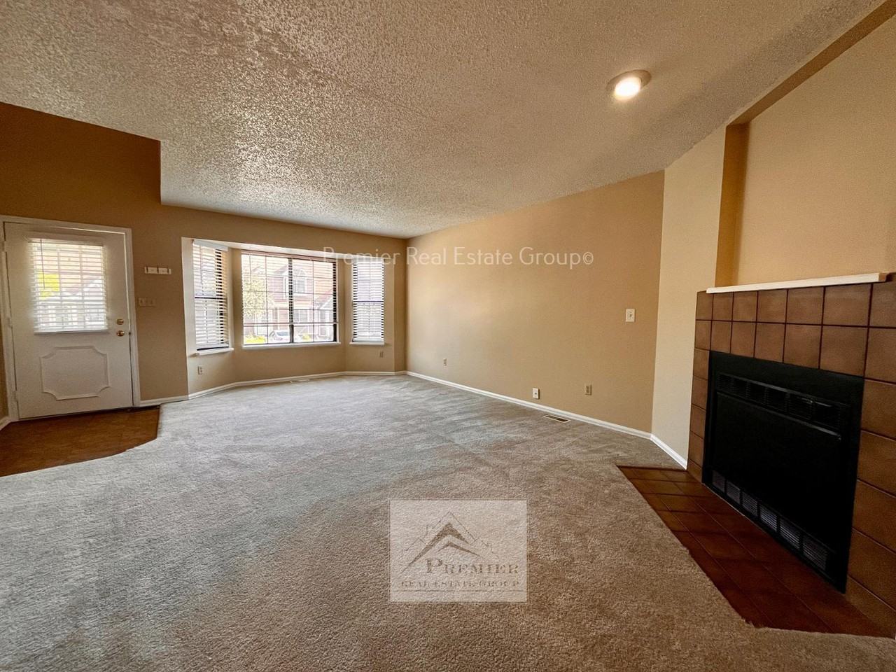918 London Green Way - Photo 3 of 15