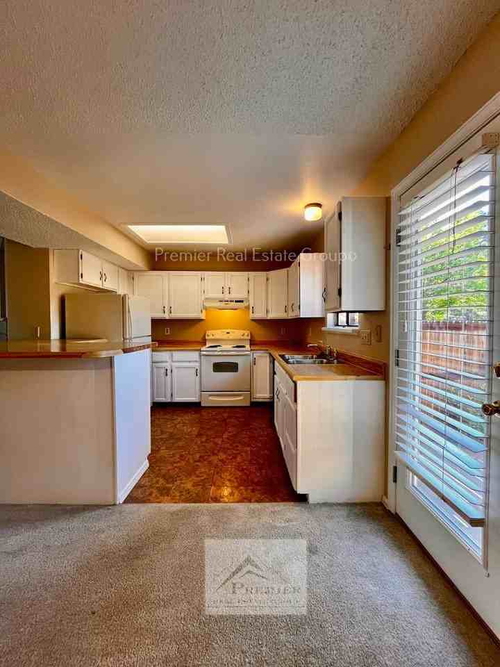 918 London Green Way - Photo 6 of 15