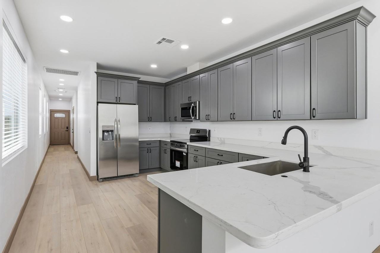 W Trumbull Rd #2 - Photo 4 of 27