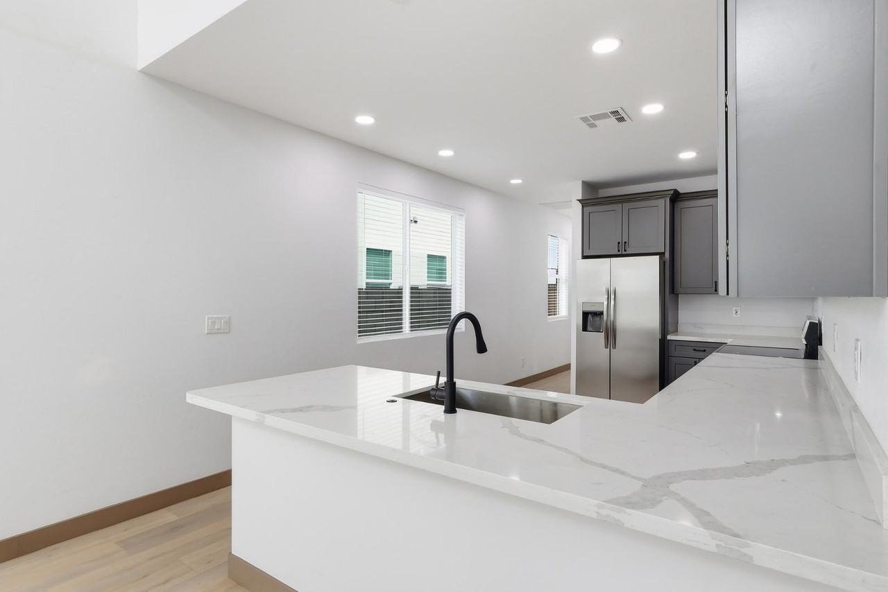 W Trumbull Rd #2 - Photo 6 of 27