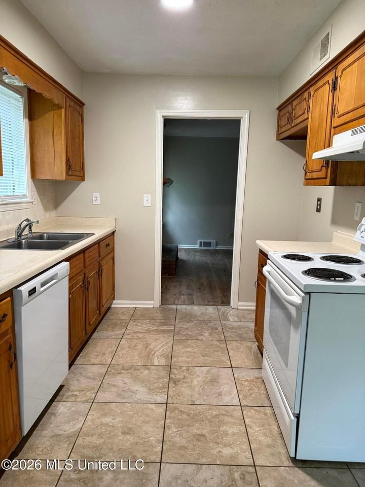 7087 Carrolton Dr W - Photo 6 of 20