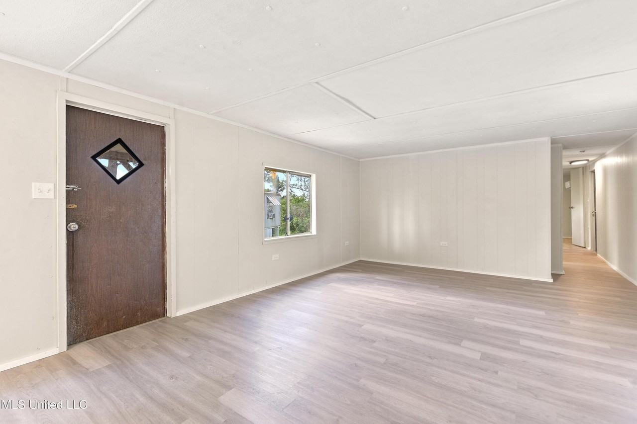 11213 Dobson Rd - Photo 4 of 15