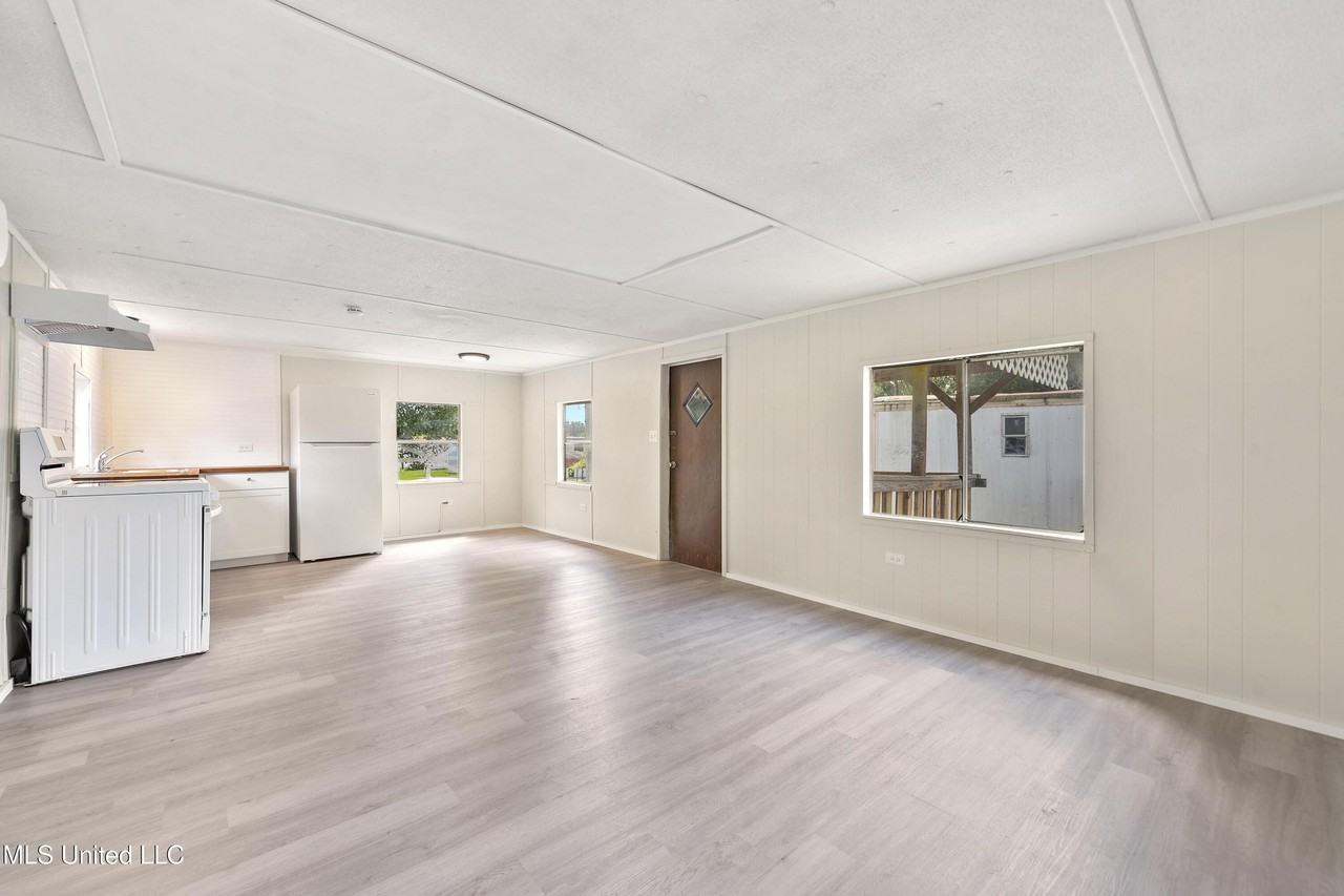 11213 Dobson Rd - Photo 5 of 15