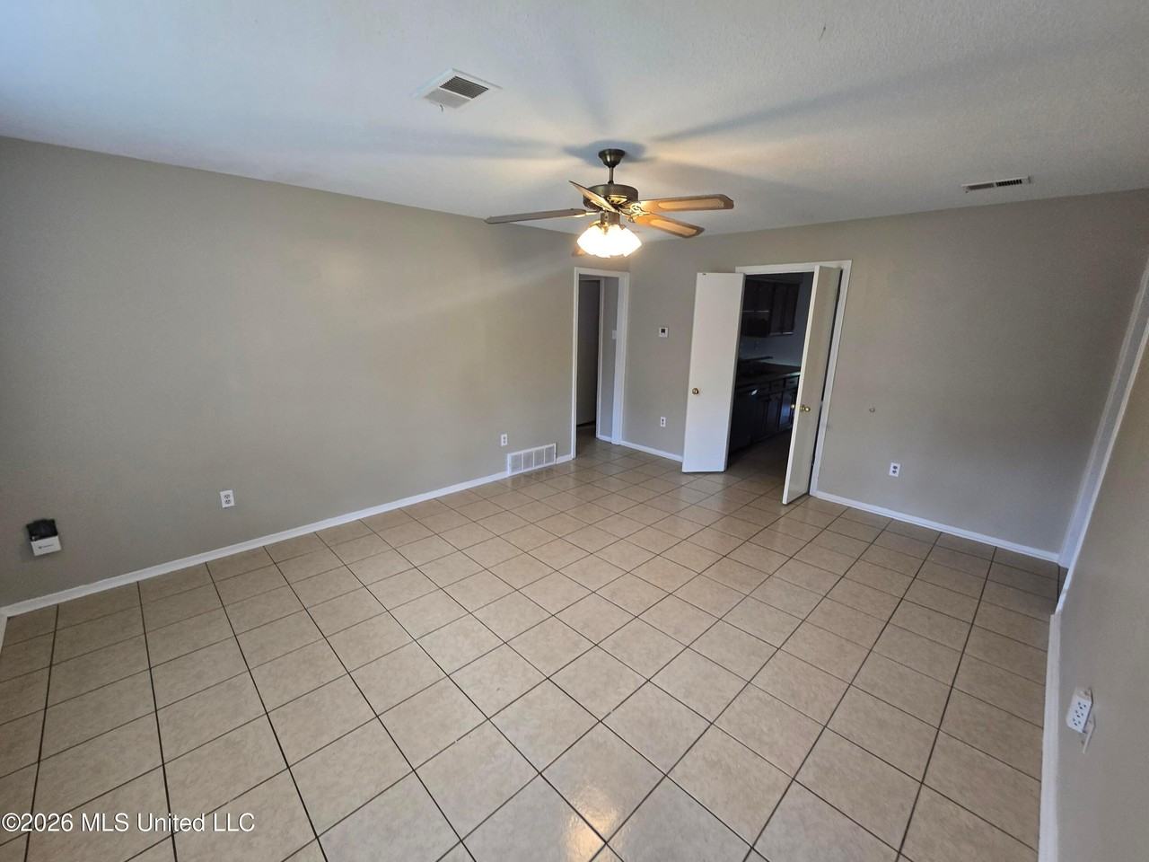 3560 Lakehurst Dr - Photo 2 of 11