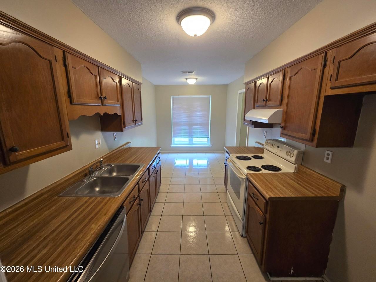 3560 Lakehurst Dr - Photo 3 of 11