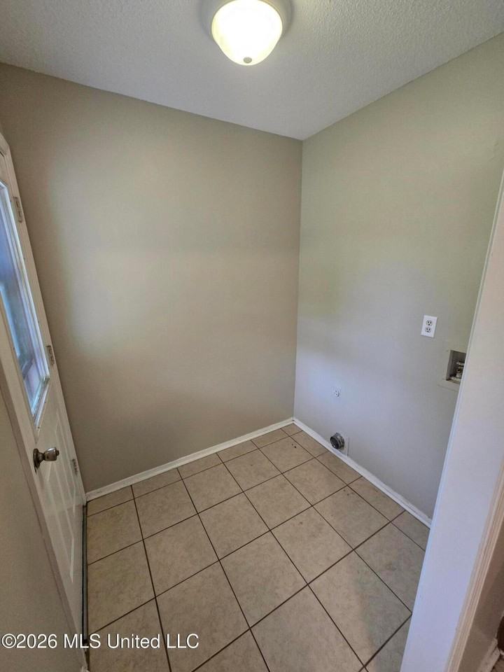 3560 Lakehurst Dr - Photo 4 of 11
