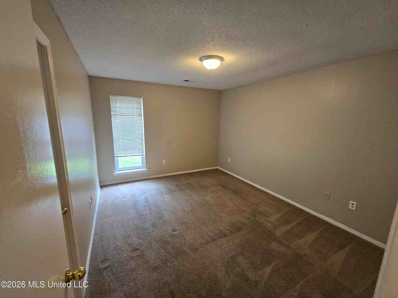 3560 Lakehurst Dr - Photo 5 of 11