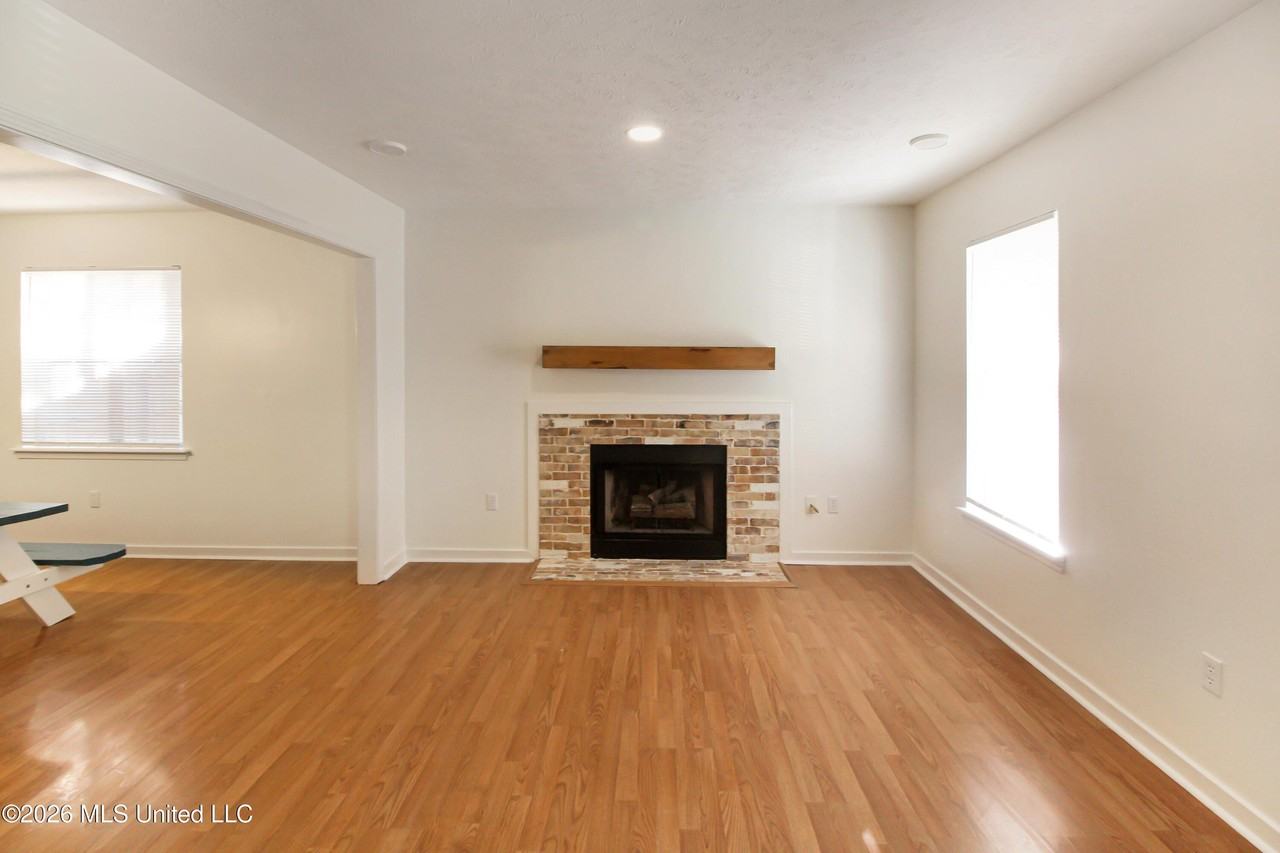 340 N Grove Cir - Photo 3 of 32