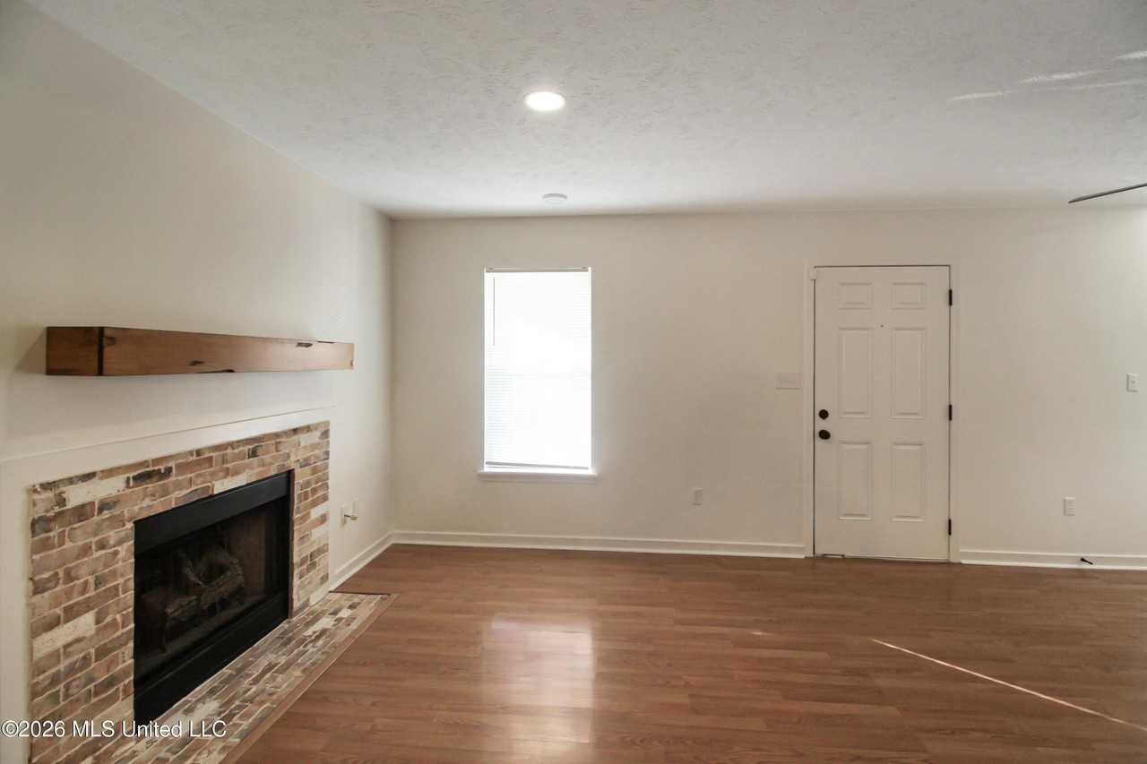 340 N Grove Cir - Photo 4 of 32