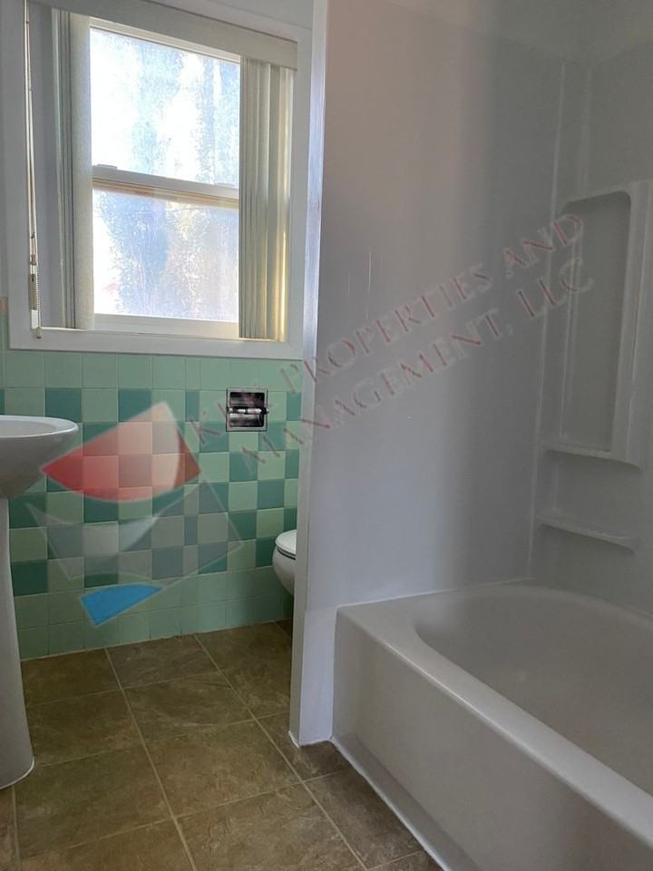 1916 Franklin St - Photo 2 of 12