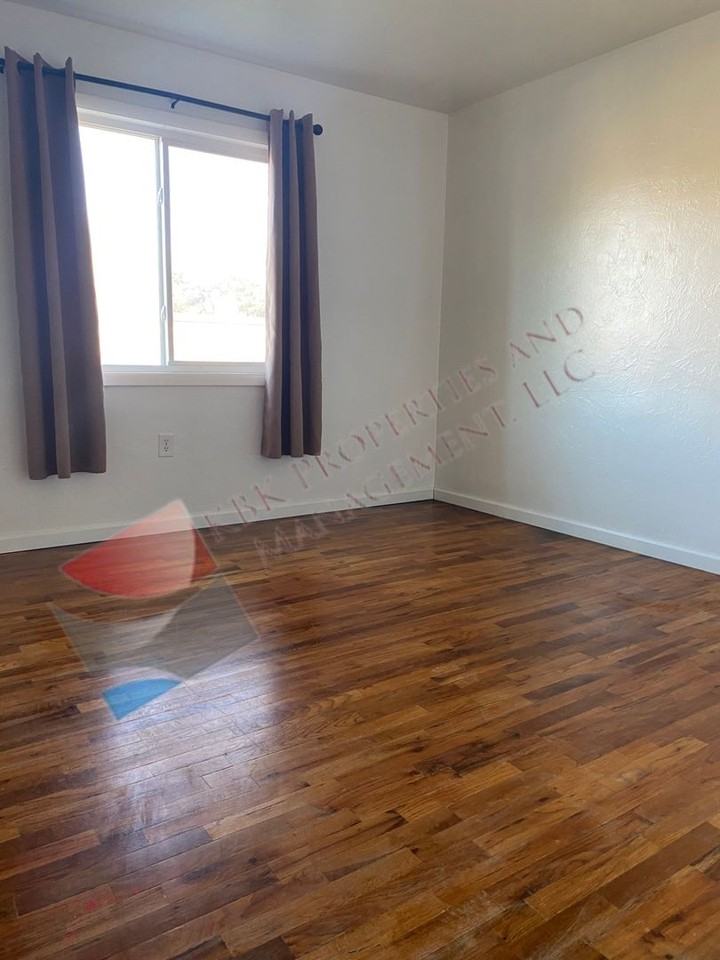 1916 Franklin St - Photo 4 of 12