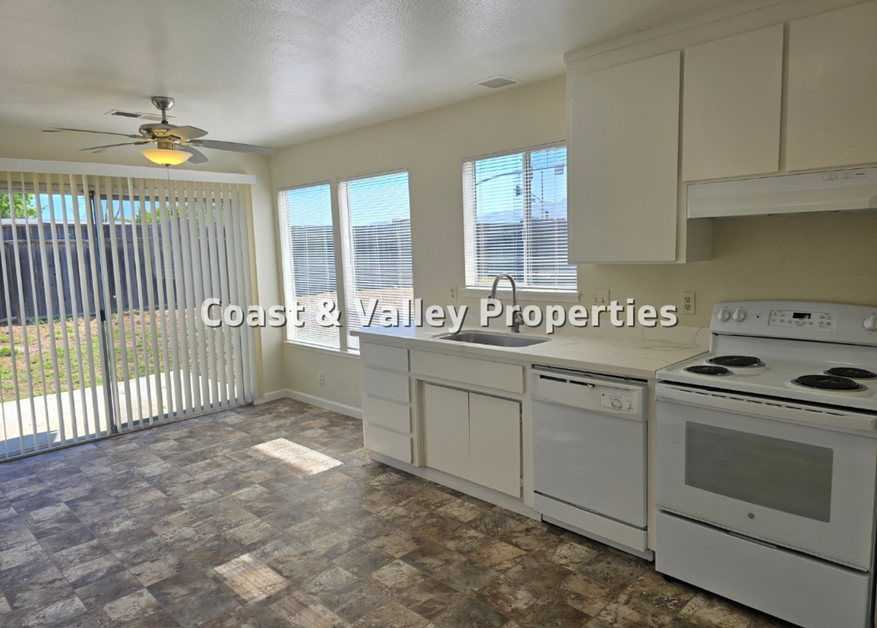 18545 Kennedy St - Photo 3 of 10