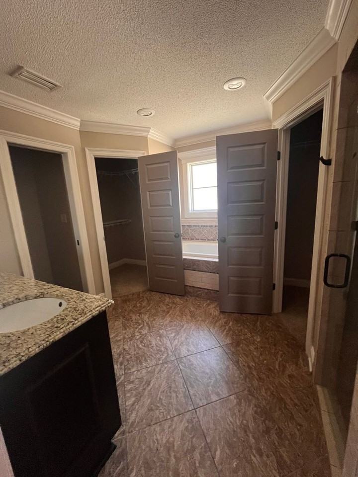 4477 Kenilworth Cir - Photo 2 of 13