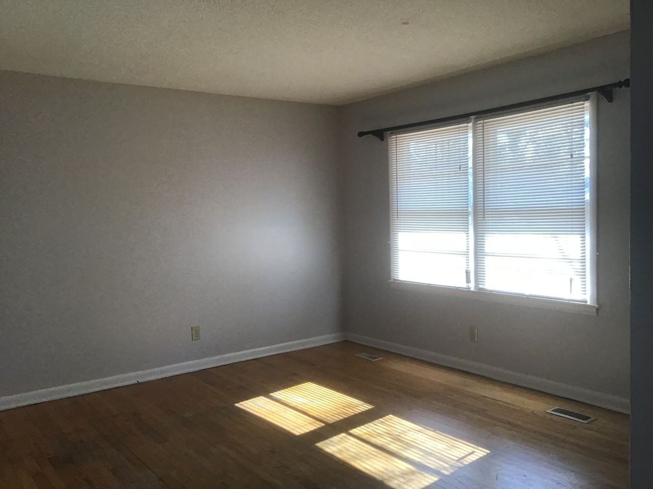 320 Bandera Dr - Photo 7 of 20