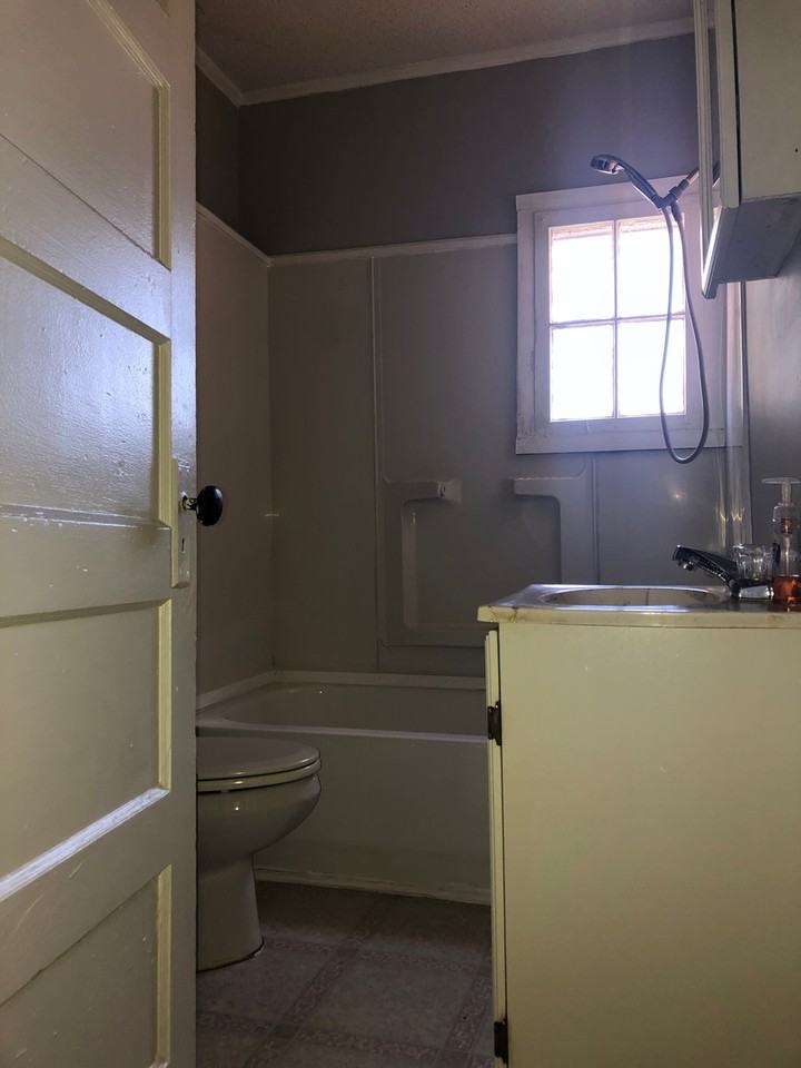 408 W Charlotte Ave - Photo 7 of 8