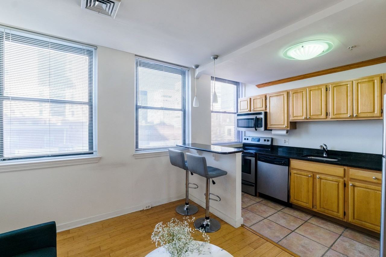 1939 Chestnut St #3B - Photo 2 of 17