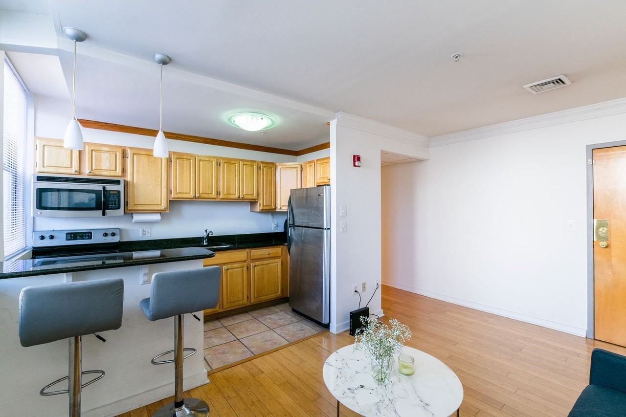 1939 Chestnut St #3B - Photo 3 of 17