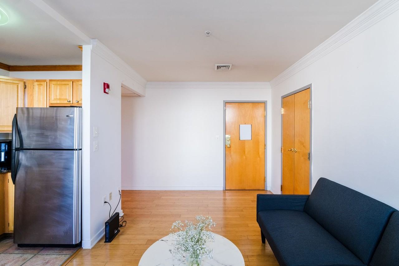1939 Chestnut St #3B - Photo 4 of 17