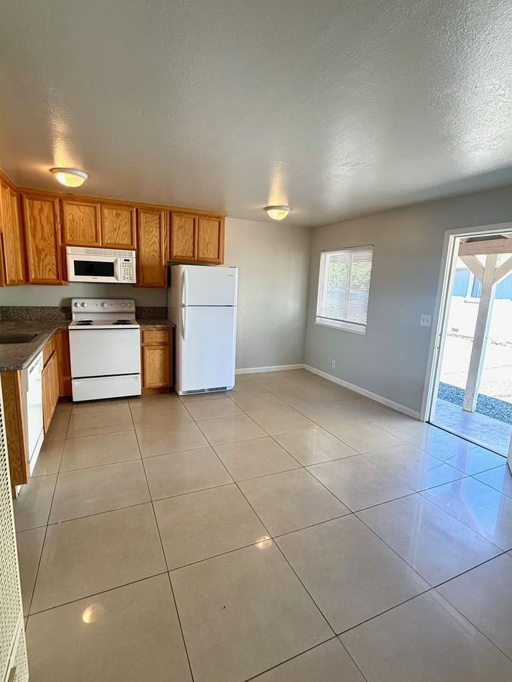 336 E Sycamore St Apt D - Photo 2 of 6