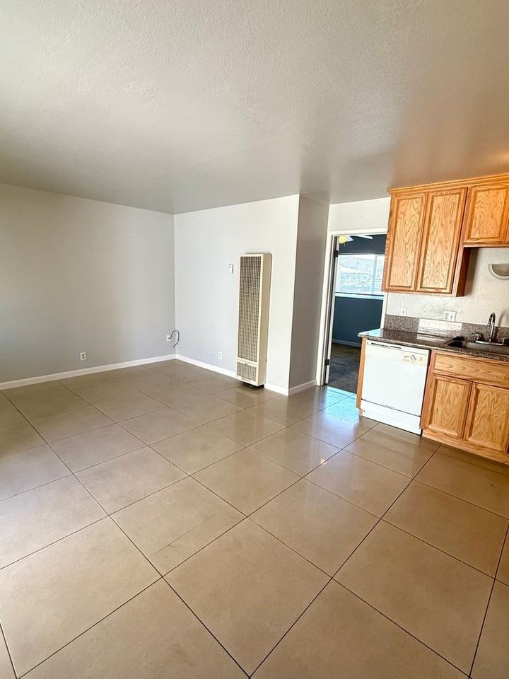 336 E Sycamore St Apt D - Photo 3 of 6