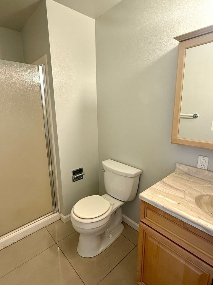 336 E Sycamore St Apt D - Photo 6 of 6
