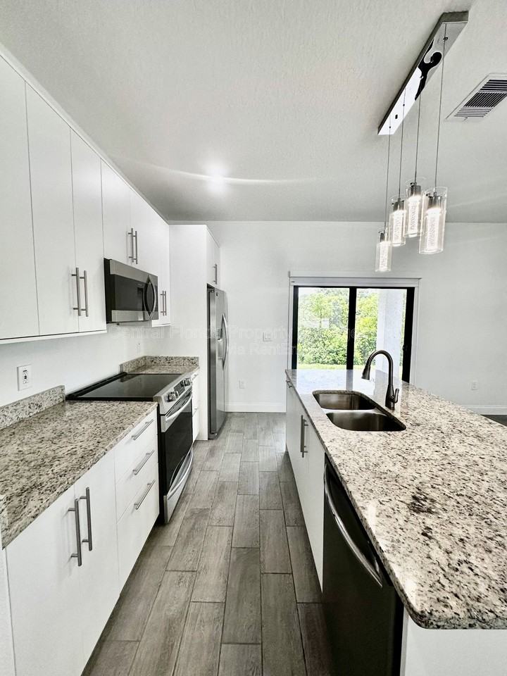 774 W 9th St - Photo 7 of 24