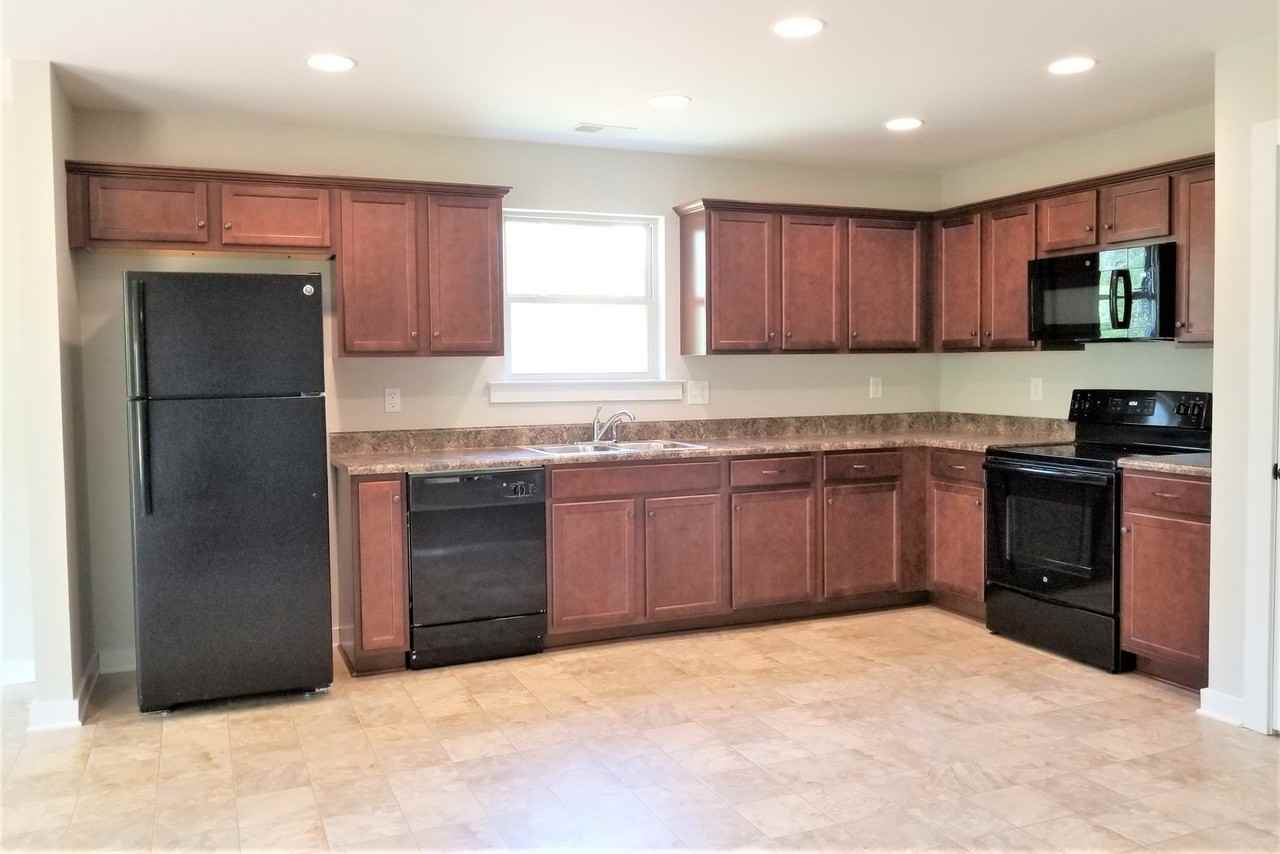 220 Elm Way - Photo 4 of 17