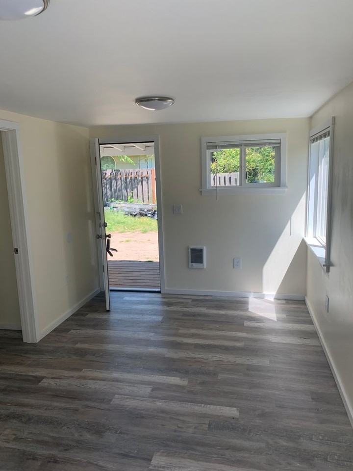 11403 9th Ave Ne - Photo 4 of 9