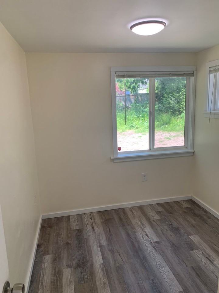 11403 9th Ave Ne - Photo 6 of 9