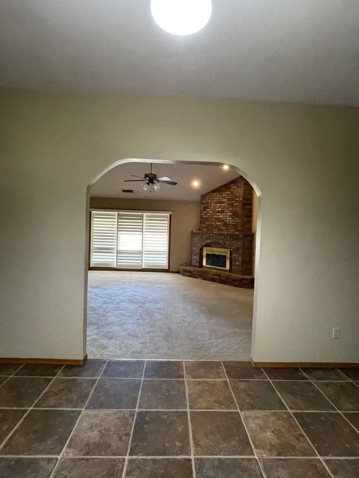 605 E Babcock Ave - Photo 2 of 37