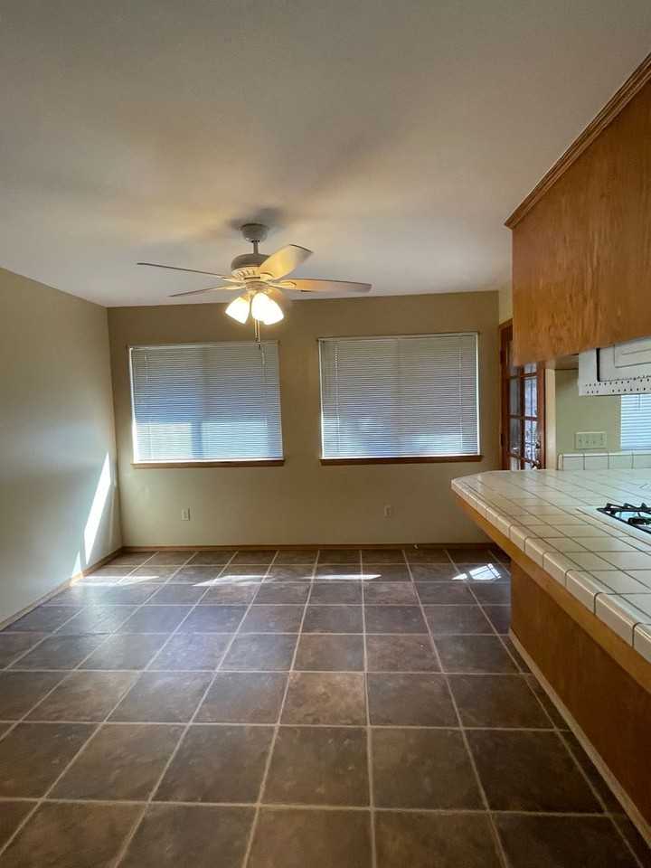 605 E Babcock Ave - Photo 6 of 37